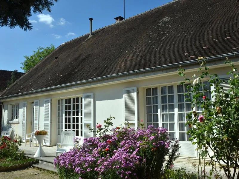 Façade de la maison de vacances La Maladrerie à Chablis, entourée de son jardin clos