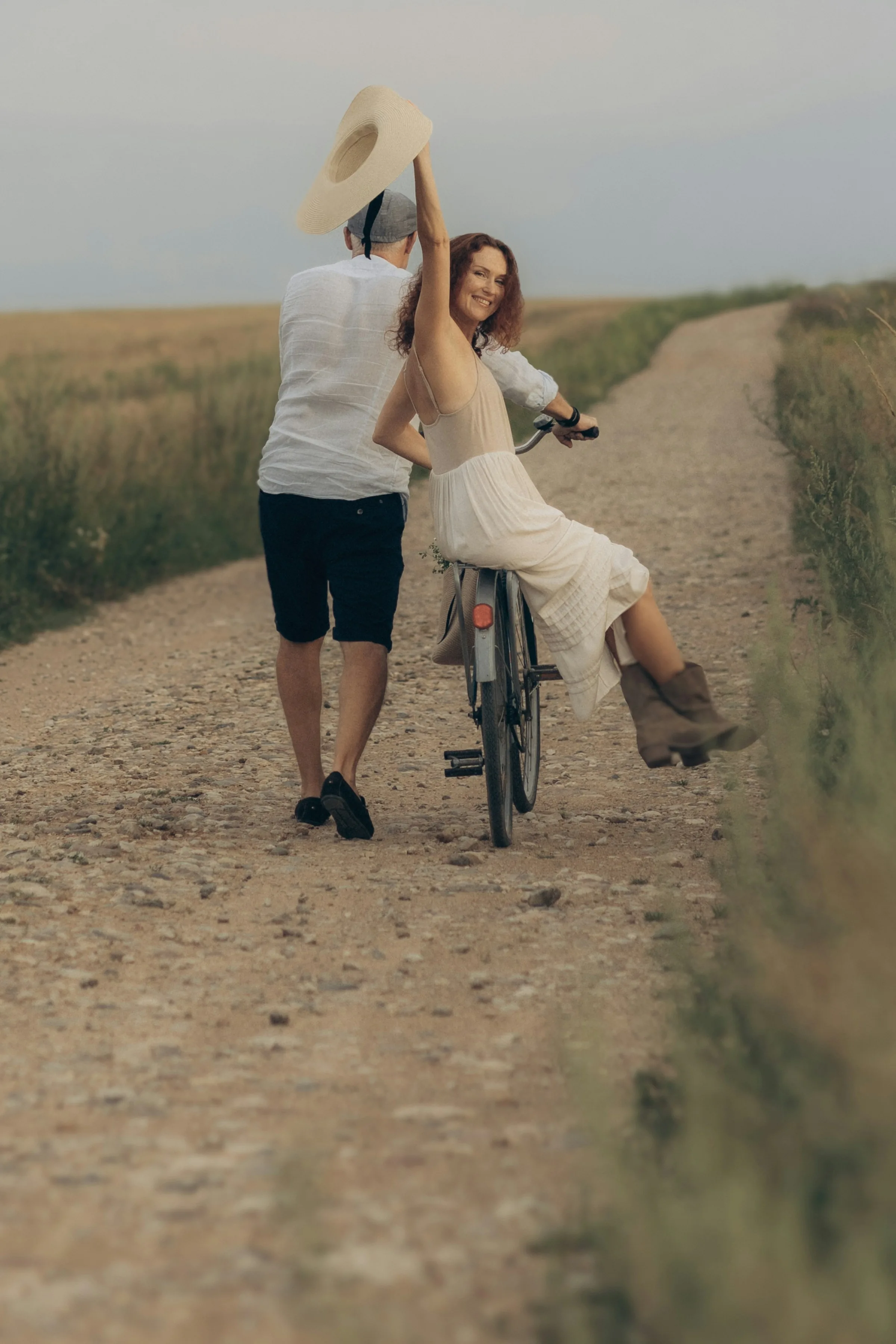 Vélos sur un chemin de campagne du Chablisien, prêt de vélos au gîte