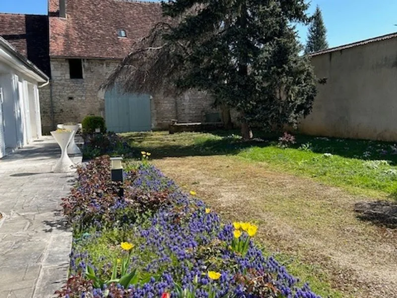 Vue sur les vignes de Chablis depuis le jardin du gîte La Maladrerie