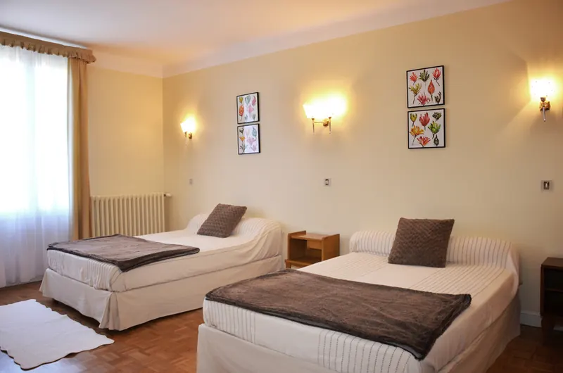 Chambre avec deux lits simples séparés pour les enfants au gîte La Maladrerie
