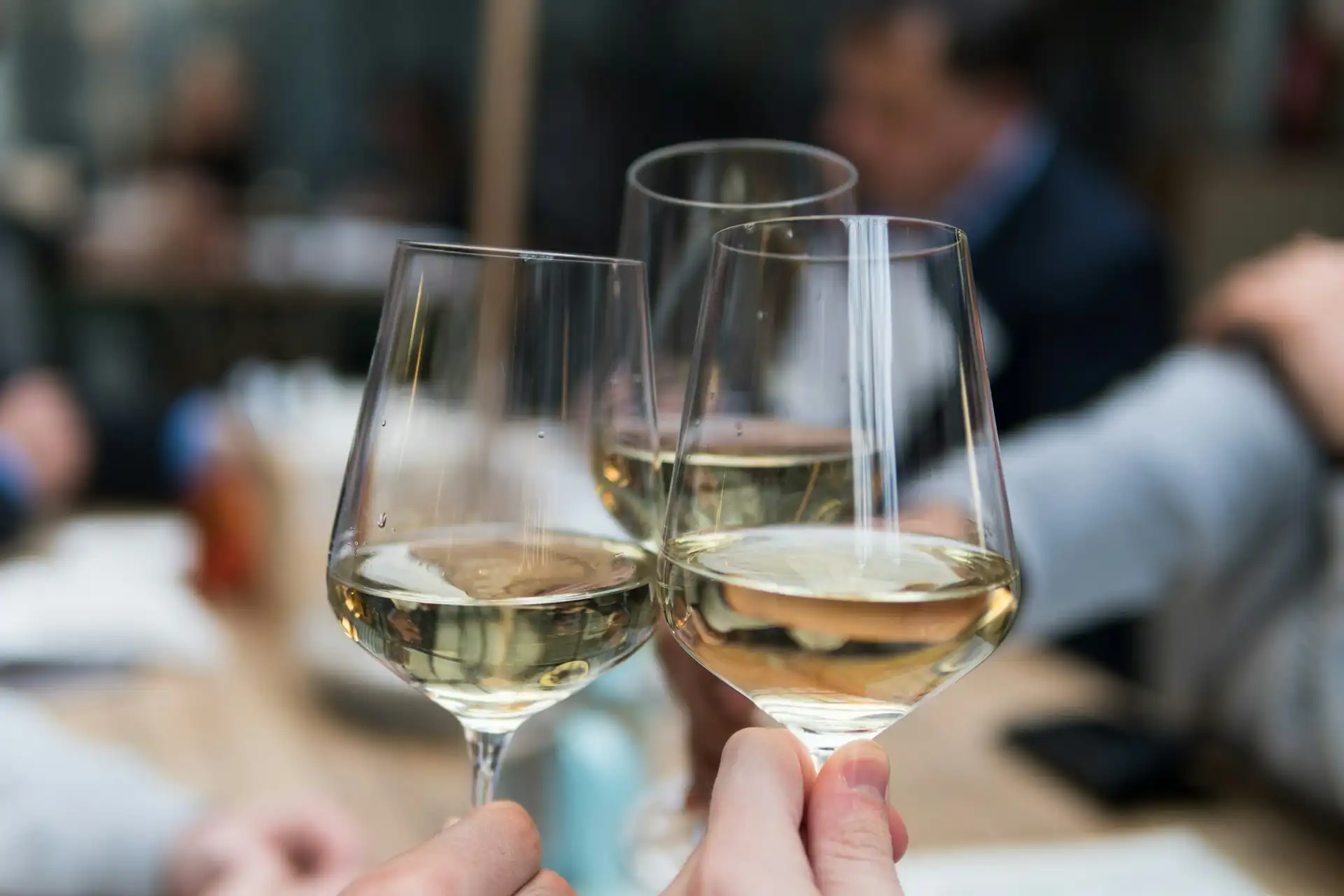 Verres de vin blanc levés lors d'un week-end entre amis