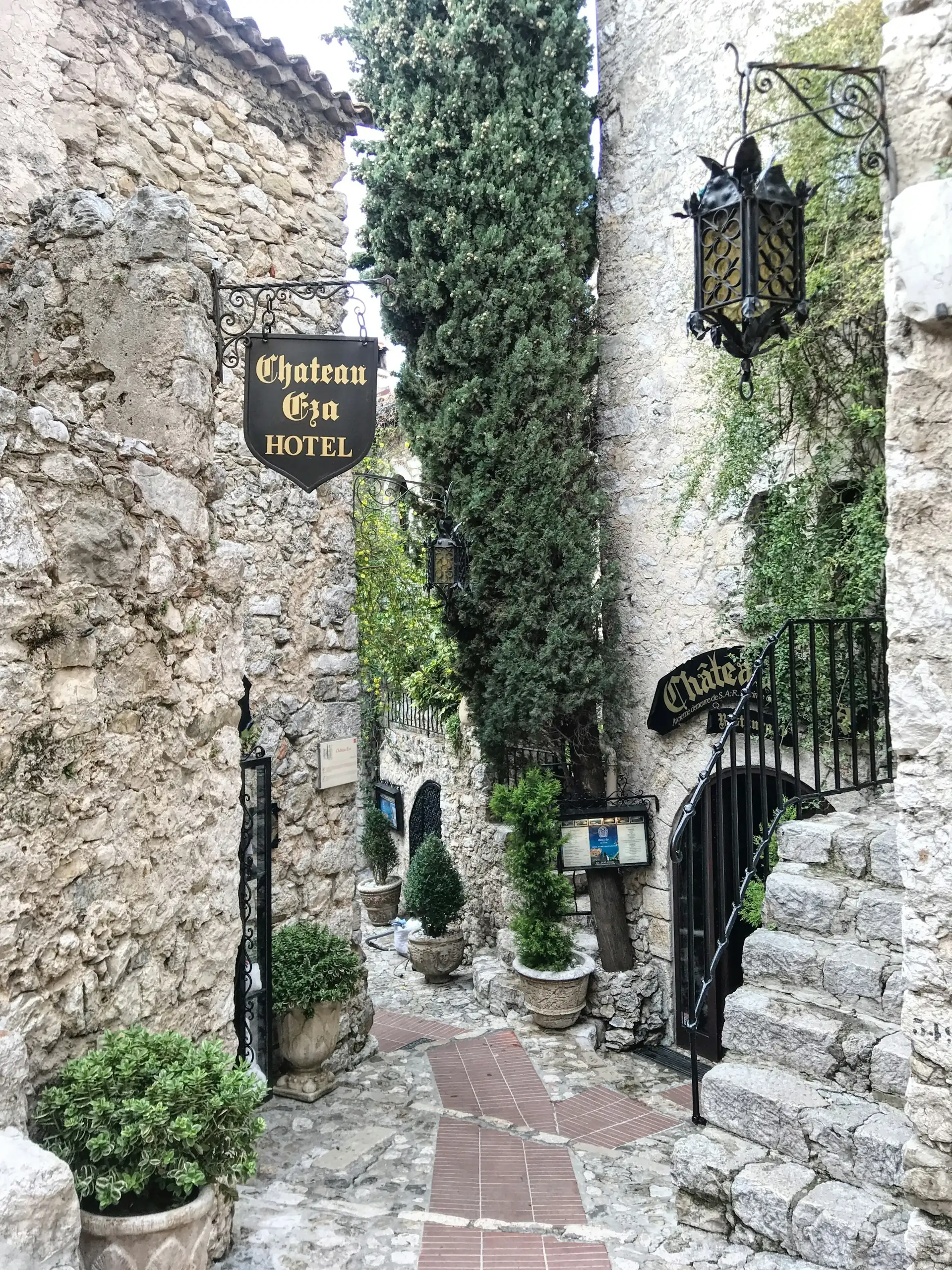 Ruelle pavée bordée de maisons de pierre dans un village médiéval bourguignon